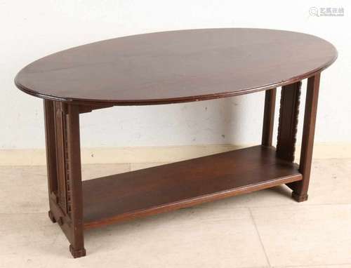 Antique English oak table with floor. Oval-shaped. Circa 1900. Size: 92 x 46 x 50 cm. In good