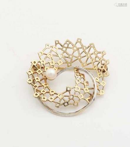 Bicolour brooch, 333/000, a round model with an angular elongated yellow part and a white curl in