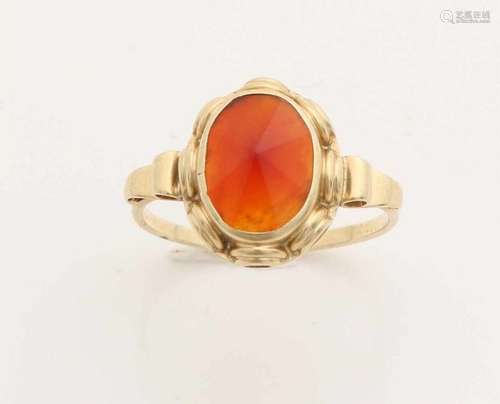 Yellow gold ring, 585/000, with carnelian. Ring with a carved oval cupboard with an oval faceted