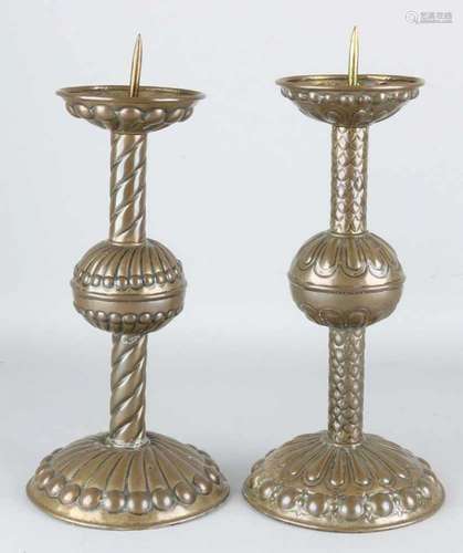 Two antique brass candlesticks in Baroque style. Circa 1900. Size: 34 cm. In good condition. Zwei