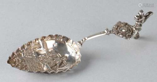 Silver ladle, 925/000, with point tray with a figure and a scalloped edge. Equipped with a handle