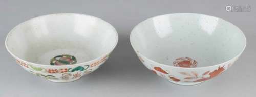 Two large 19th century Chinese porcelain bowls with floor mark. Consisting of: Family Verte,
