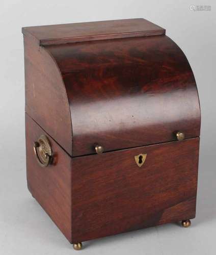 Early 19th century mahogany box with original fittings. Circa 1820. Size: 27 x 18 x 19 cm. In good