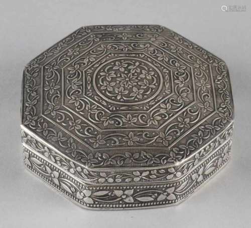 Silver box, 800/000, 6 adorned with bands with flower arrangement.9x9x3cm. about 105 grams. In
