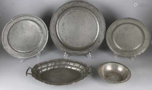 Five times antique tin. 18th - 19th Century. Consisting of: Two dishes, three large dishes. Soil