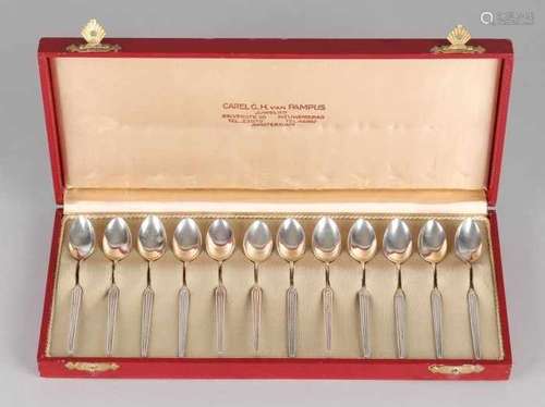 Cassette with 12 silver spoons, 835/000, with point tray and tight handle with line processing.