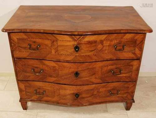 German walnut Baroque chest of drawers with bandintarsia and heart inlaid in leaf. Circa 1780.