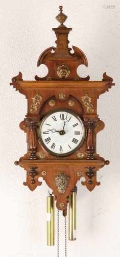 Antique German walnut Schwarzwald clock with latin copper applications. Circa 1880. Size: 55 cm.