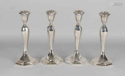 Four plated candle candlesticks. Signature Wallace. 20th century. Size: 21.5 cm. In good