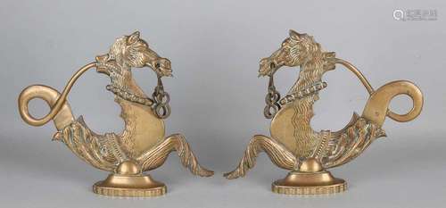 Two old bronze Venetian gondoliers ornaments in horse shape. Size: 23 cm. In good condition. Zwei