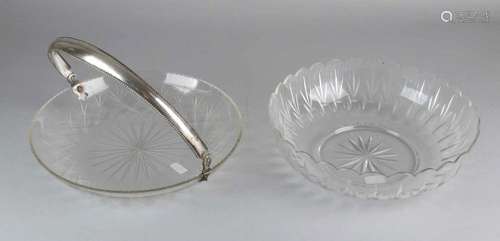 Two crystal bowls, one with scalloped edge and star on the bottom, ø27x8cm and a scale with serrated