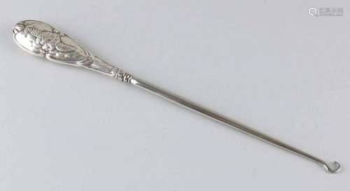 Antique lace hook with silver 925/000 handle, with driven angel heads with wings. MT .: S.