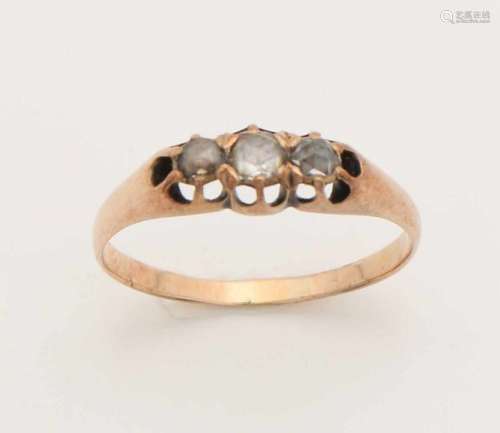 Yellow gold ring, 585/000, with diamond. Ring with 3 globular cut diamonds in a silver cupboard.