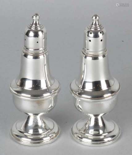 Silver pepper and salt spreader, 925/000, conical on round base and glass interior. ø5x12cm. In good