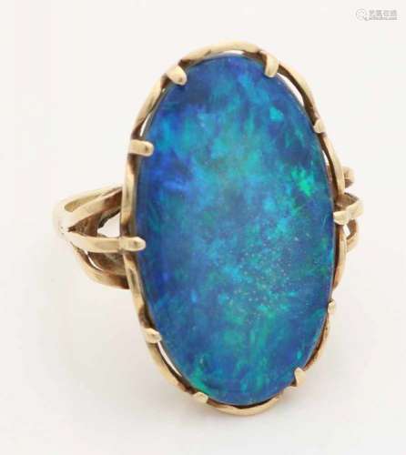 Yellow gold ring, 585/000, with opal. Ring with a large oval blue opal, doublet, set in 10 claws