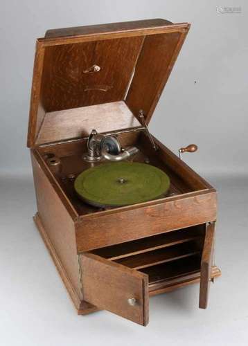 Antique oak His Master's Voice gramophone. Bonding lid loose, otherwise in good condition. Size: