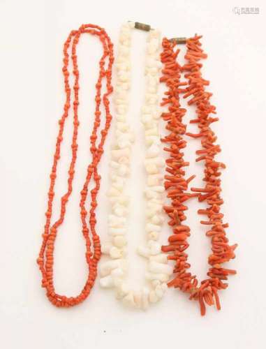 Three necklaces with coral, a necklace with white coral, 45 cm, a long corolla collar, alternately