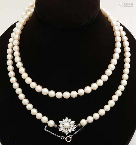 Necklace of cultive saltwater pearls, ø 6,5mm, with a particularly beautiful sheen, attached to a