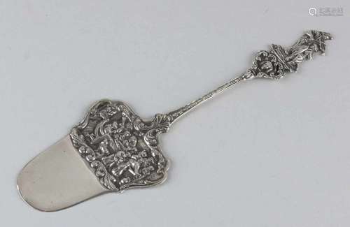 Silver 835/000 cake server with old Dutch tavern scene on the shovel and stem. Awarded a violin