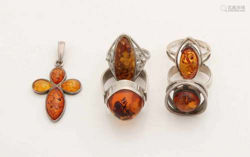 Lot of silver jewelry with amber, three rings with an oval, a square and a round amber, a pendant in