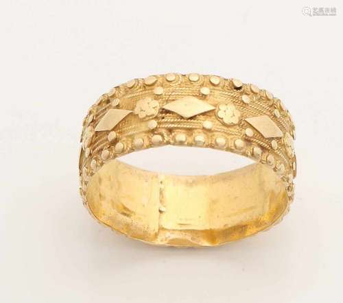 18th Century yellow gold band ring with worked edge rib, flower and diamond processing. Width 8