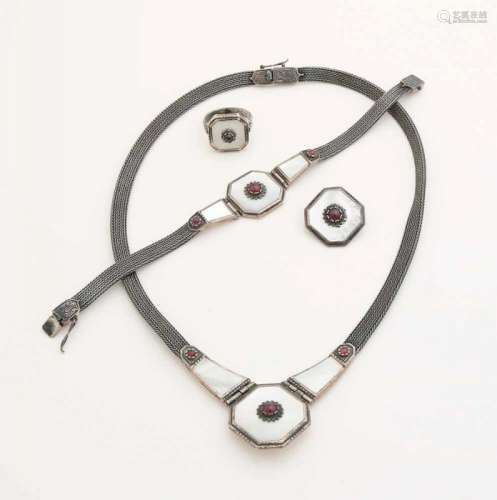 Set of silver jewelry, 925/000, consisting of a ring, bracelet, necklace and ear clip with mother-