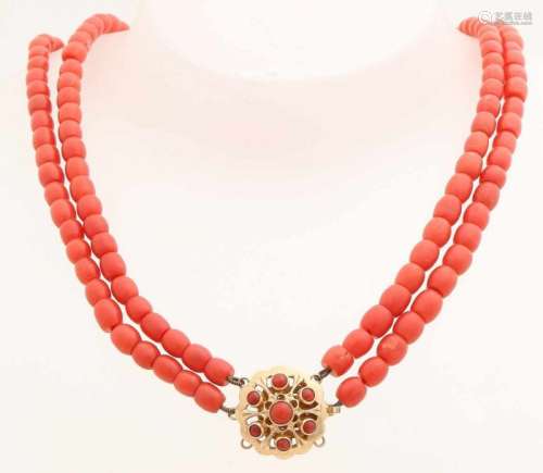 Necklace of red corals with yellow gold clasp, 585/000. Necklace of 2 rows barrel-shaped corals,