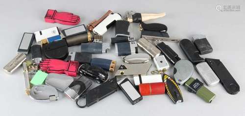 Lot with various lighters from different brands. Untested in various conditions. Lot mit