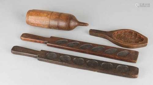 Four times antique woodwork. Consisting of: 3x cake shelves and a sharpening stone in the holder.