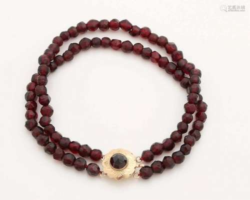 Garnet bracelet with yellow gold lock, 585/000. Bracelet with 2 rows of faceted garnets, ø4 mm, with