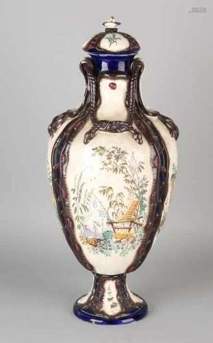 Antique Majolica vase with chinoiserie decors. Circa 1900. Signature Sarugacmines. Cover damaged.