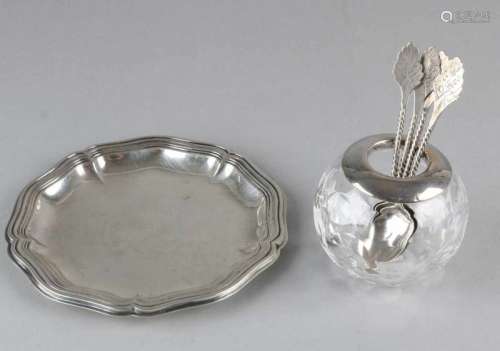 Lot of silver consisting of a silver disc with ribs and a round crystal spoon vase with silver rim
