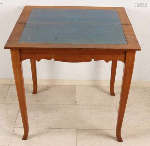 19th Century oak wood table with curved legs. Size: 79 x 77 x 41 cm / 79 x 77 x 82 cm. In good