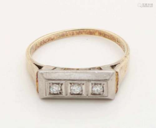 Golden ring, 585/000, with diamond. Ring with a rectangular head in white gold set with 3 octagon