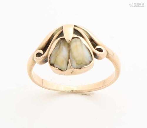 Yellow gold ring, 585/000, decorated with a two-tooth cabinet. ø 54 about 3.2 grams. In good