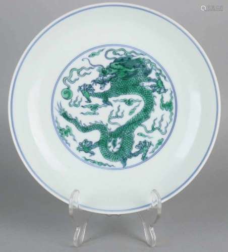 Old Chinese porcelain dragonboard with six characters. Size: ø 21.3 cm. In good condition. Altes