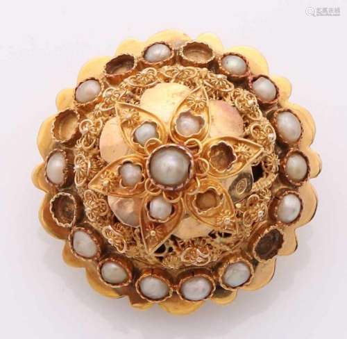Beautiful small yellow gold regional brooch, 585/000, with pearls. Small round brooch with scalloped