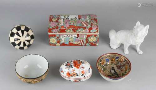 Box of miscellaneous old / antique. Among others: Porcelain box, ball, Satsuma and porcelain.