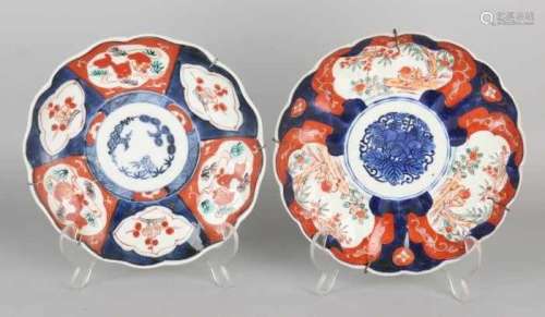Two 19th century Japanese Imari porcelain plates with floral decors and contoured borders. Size: ø