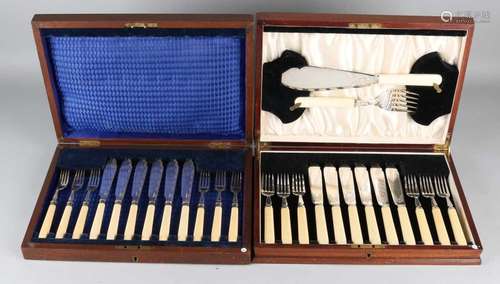 Two times antique English mahogany cutlery cassettes with fish cutlery. Circa 1900. Size: 6 x 35 x