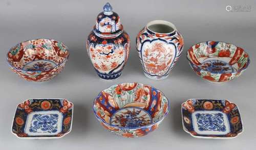 Seven times 19th century Imari porcelain with floral decors. Consisting of: Three bowls, one vase (