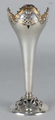 Silver vase, 800/000, on a round openwork base, cup-shaped with sawn pumpkins at the top. ø7.5x19cm.