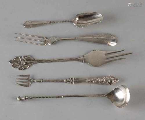 Lot with 3 silver forks, a sugar spoon and marmalade spoon. A cake fork with flower stalk, a sardine