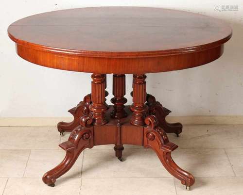 19th Century mahogany dining table with four-legged arm on five columns. Size: 78 x 80 x 107 cm.