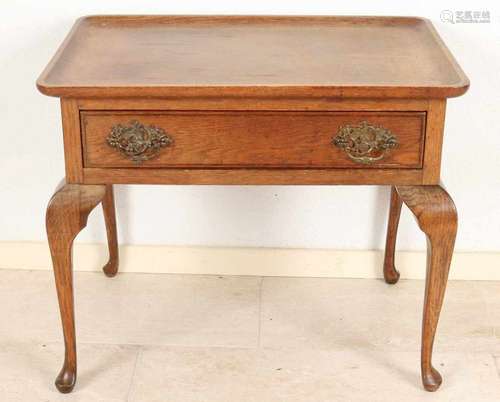 Oak tea table with one drawer. Fully standing on Queen Anne legs. Circa 1920. Size: 51 x 60 x 40 cm.