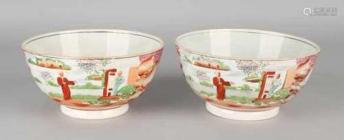 Two antique ceramic cabinet bowls with chinoiserie decor. Circa 1890. Size: 8 x 16 cm ø. In good