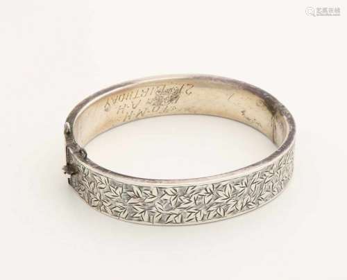 Silver slave band, 925/000, rectangular model with hinge and leaf carvings on the top. Width 13, ø