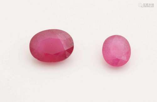 Lot with 2 oval faceted rubies, 8.9 ct and 4.52 ct. Provided with inclusions. Lot mit 2 ovalen