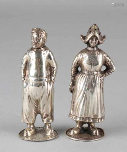 Silver spreader in the form of a farmer and a farmer's wife. 833/000, Volendam. ø3x9cm. Total ca 119