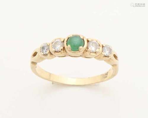 Yellow gold ring, 585/000, with emerald and zirconia's. Rising row ring with 4 zirconia's and a